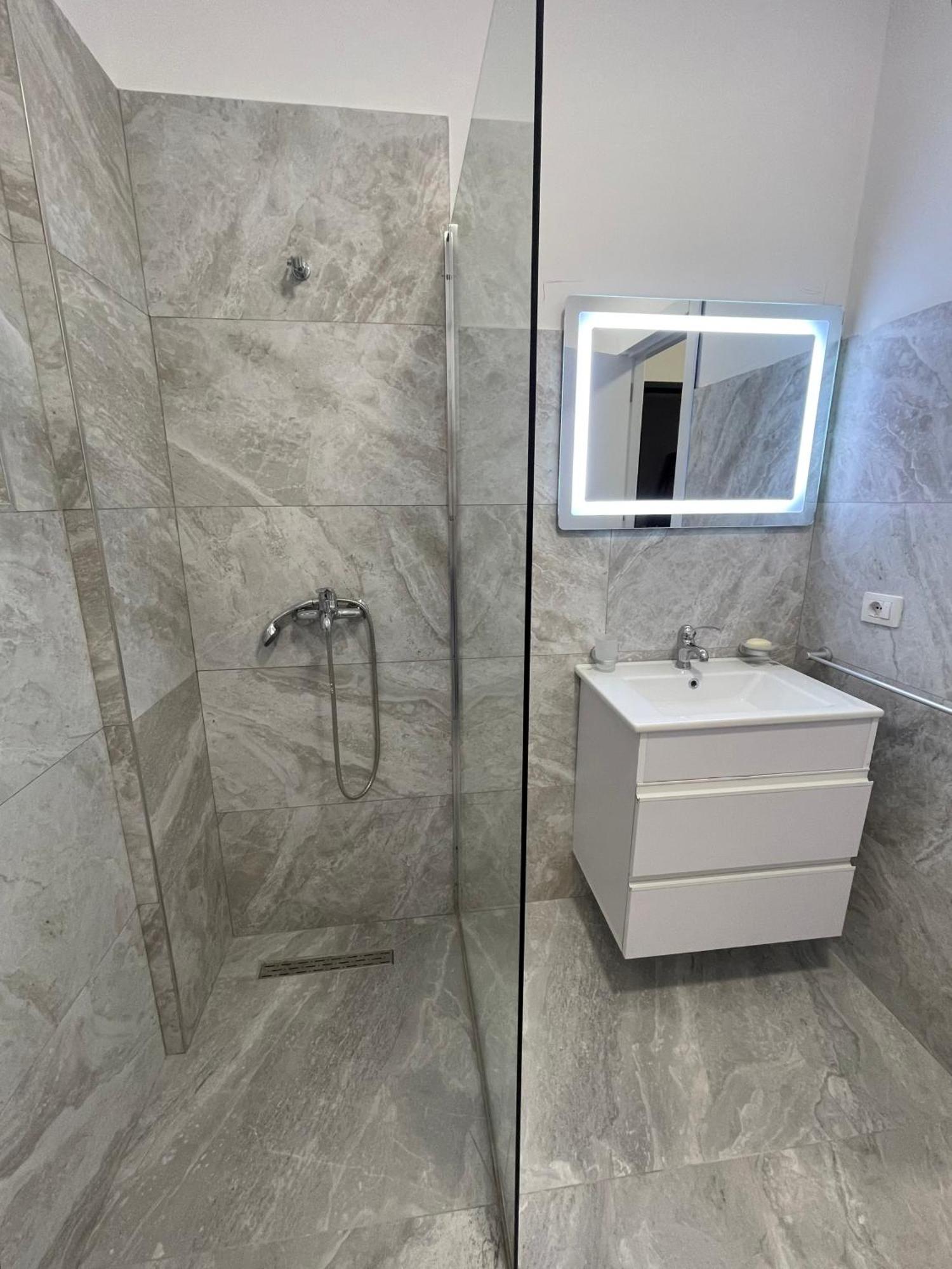 Modern Apartment In Central Vlorë Esterno foto