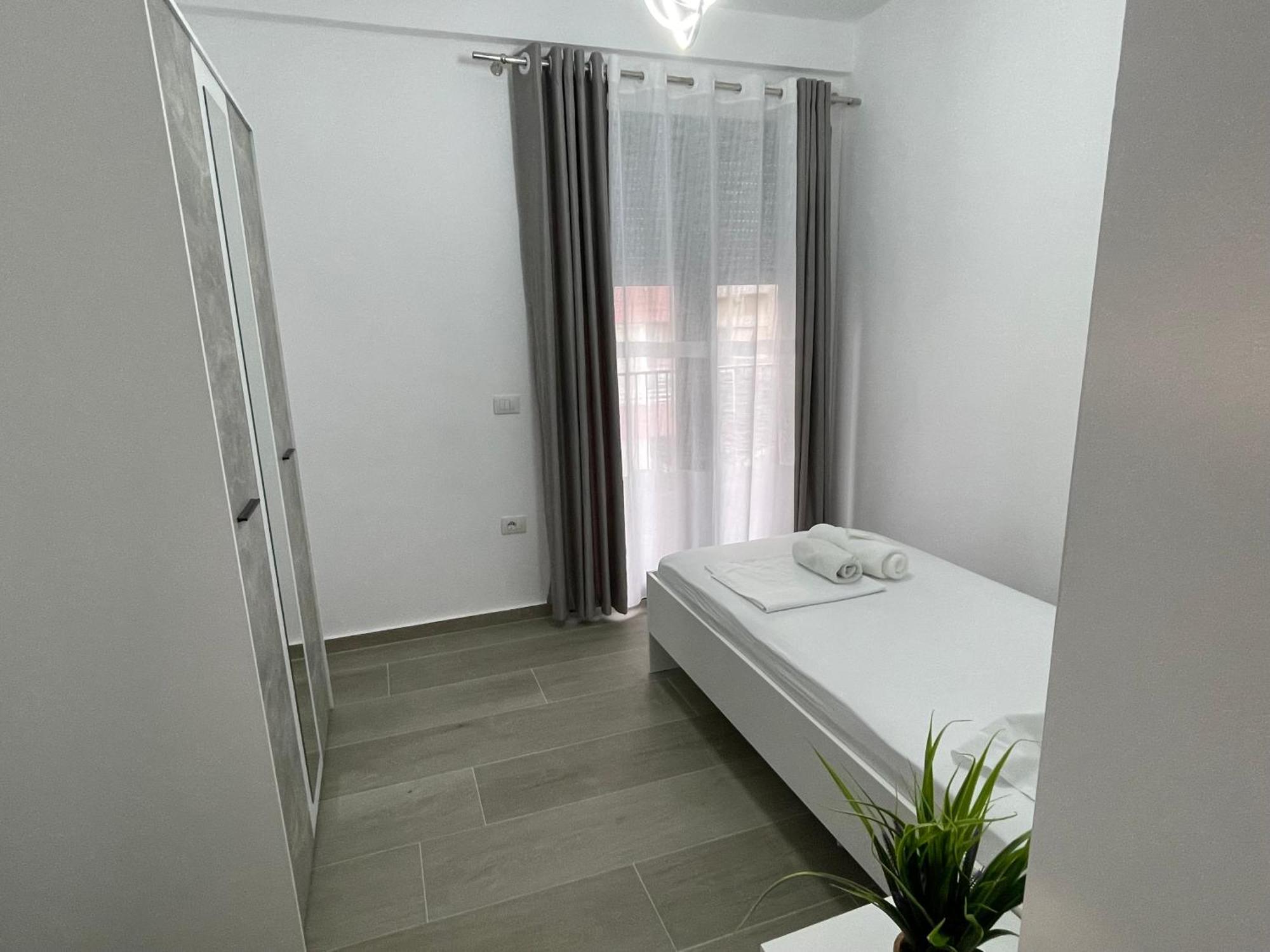 Modern Apartment In Central Vlorë Esterno foto