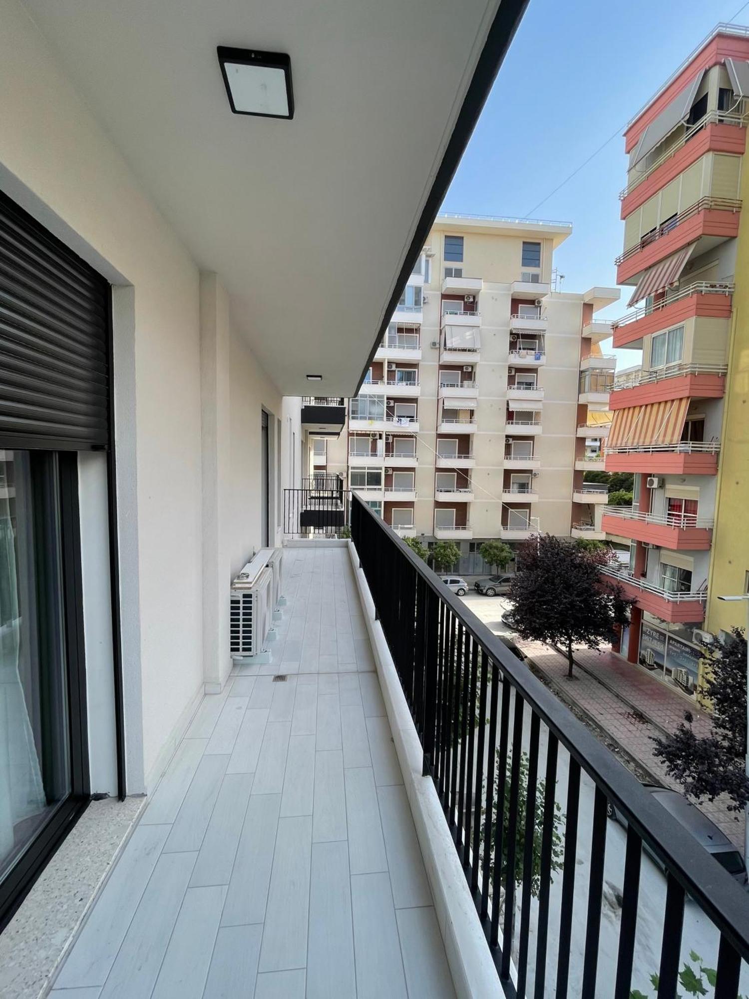 Modern Apartment In Central Vlorë Esterno foto