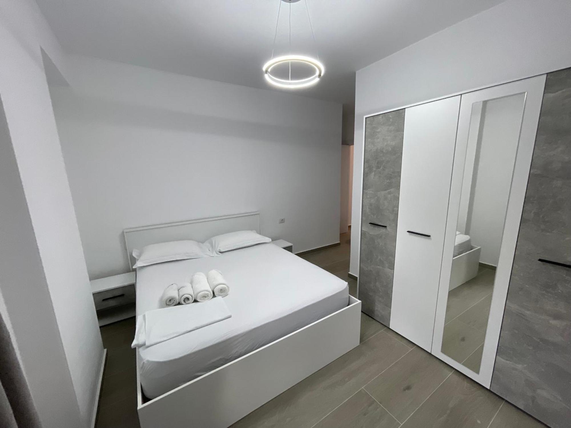 Modern Apartment In Central Vlorë Esterno foto