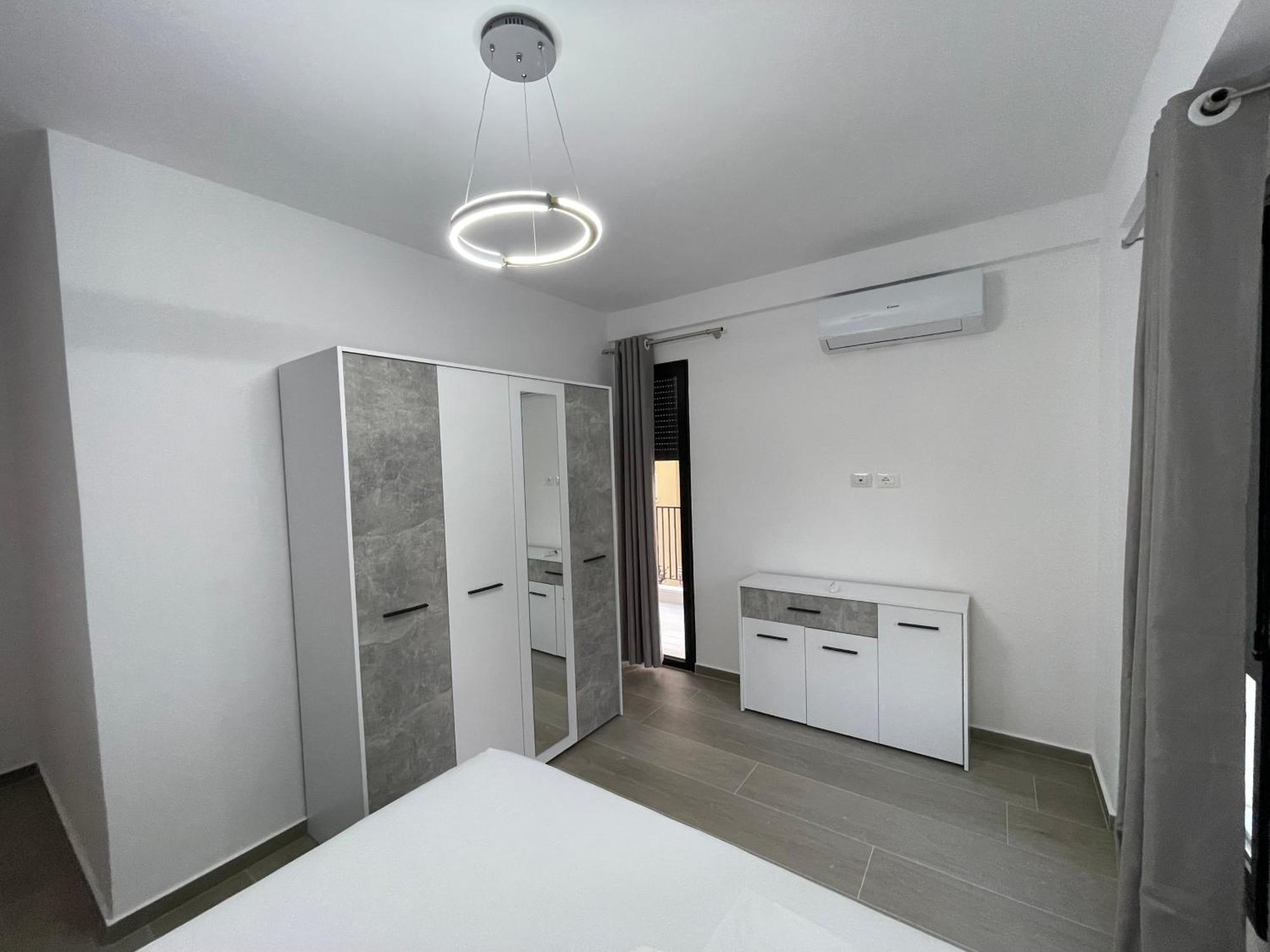 Modern Apartment In Central Vlorë Esterno foto